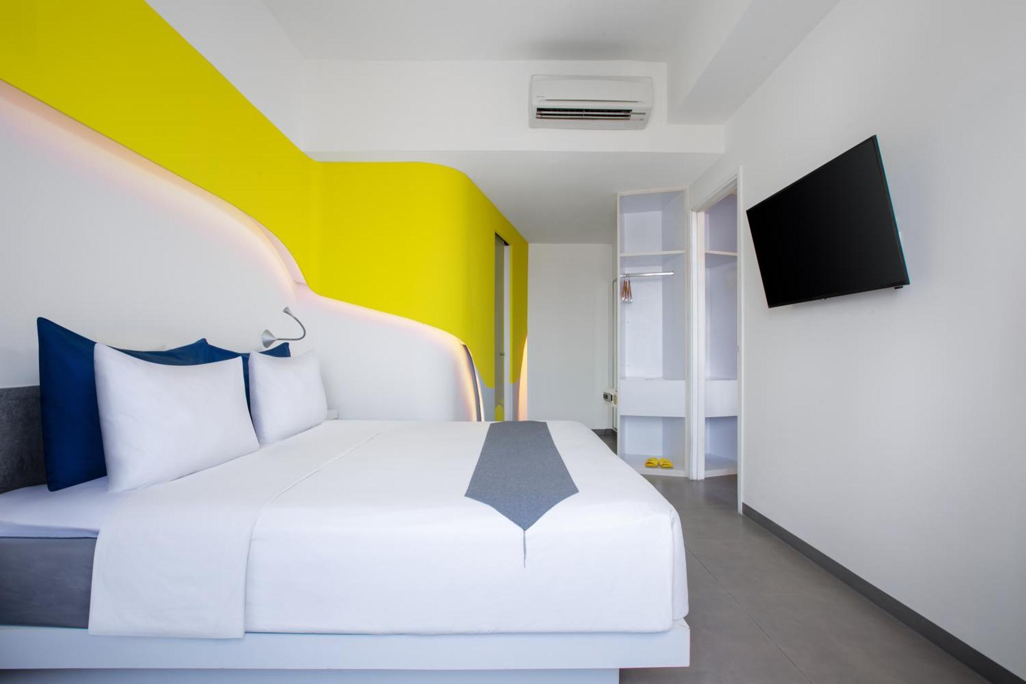Yello Hotel Jemursari Surabaya Exterior photo