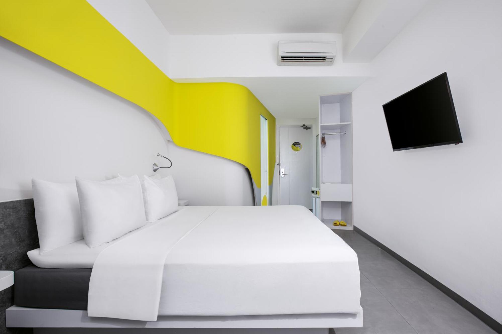 Yello Hotel Jemursari Surabaya Exterior photo