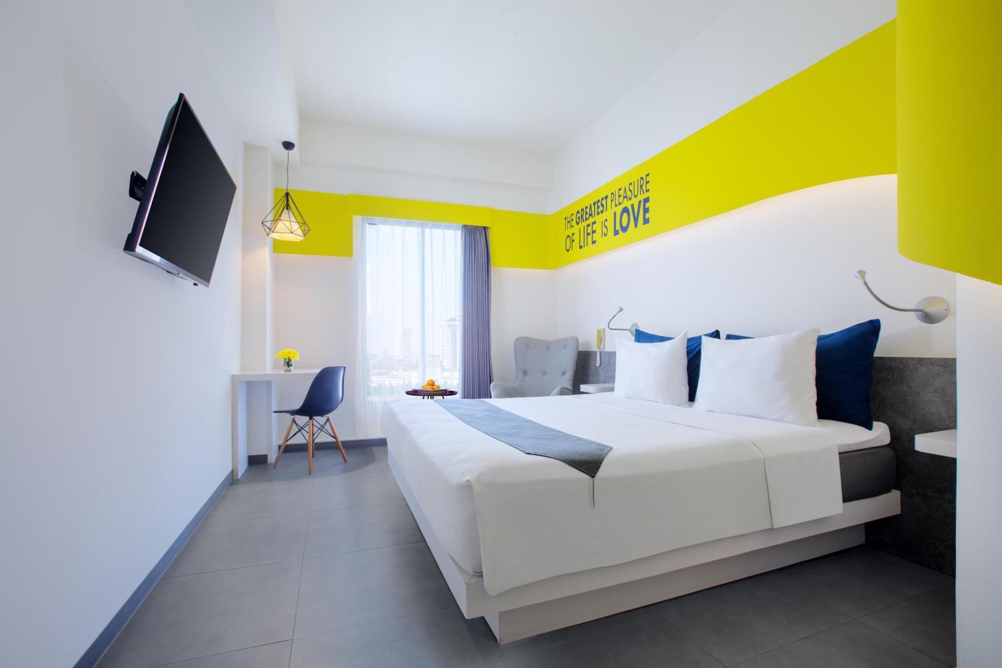 Yello Hotel Jemursari Surabaya Exterior photo